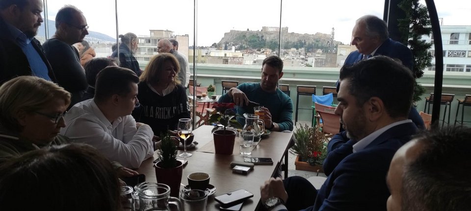 Για καφέ και κρασί με τους δημοσιογράφους ο Κασσελάκης -Μαζί και η Φάρλι με σκουφάκι Αγιου Βασίλη [εικόνες]