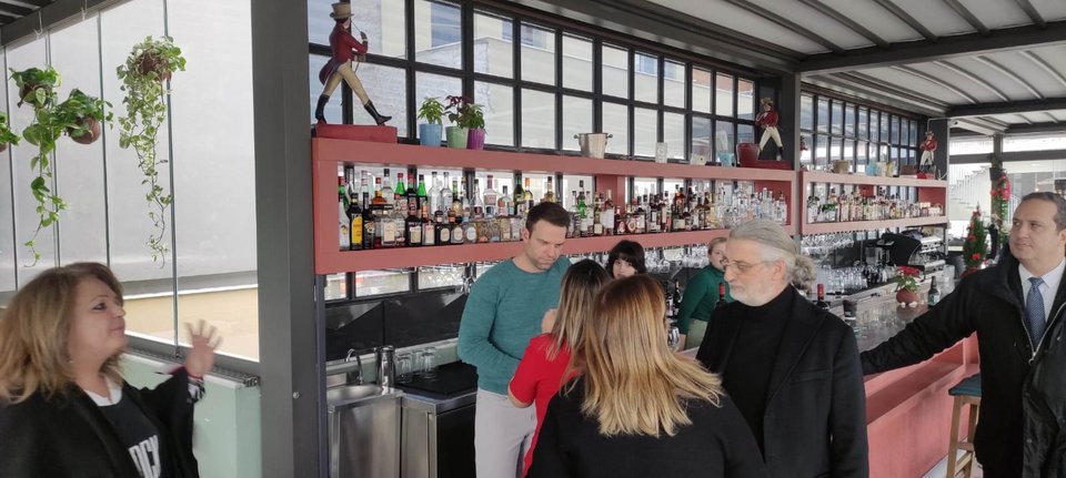 Για καφέ και κρασί με τους δημοσιογράφους ο Κασσελάκης -Μαζί και η Φάρλι με σκουφάκι Αγιου Βασίλη [εικόνες]