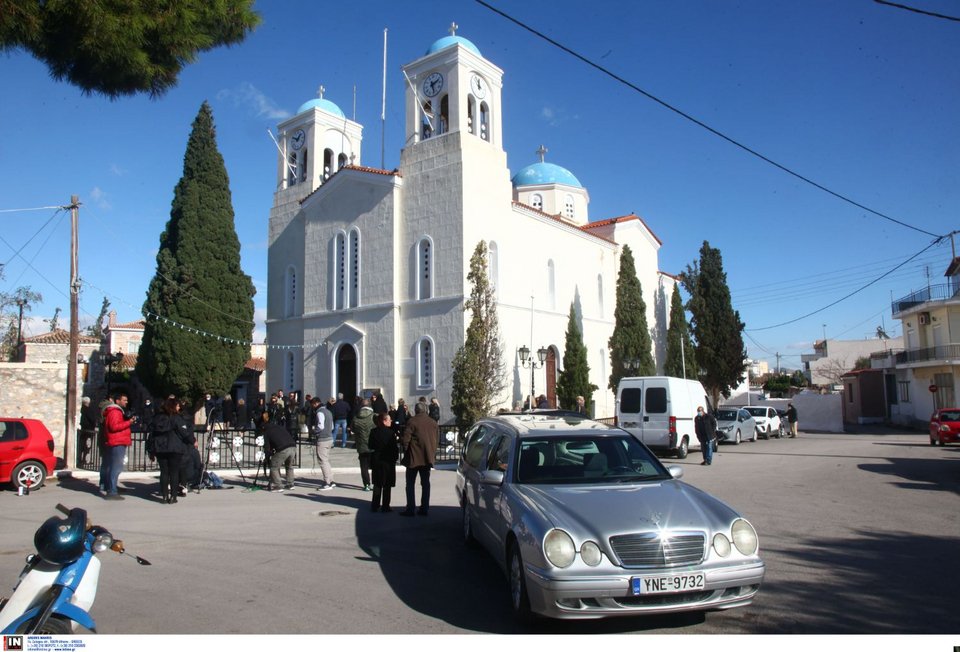 Θλίψη στην κηδεία της Γεωργίας, θύμα του 71χρονου γυναικοκτόνου στη Σαλαμίνα