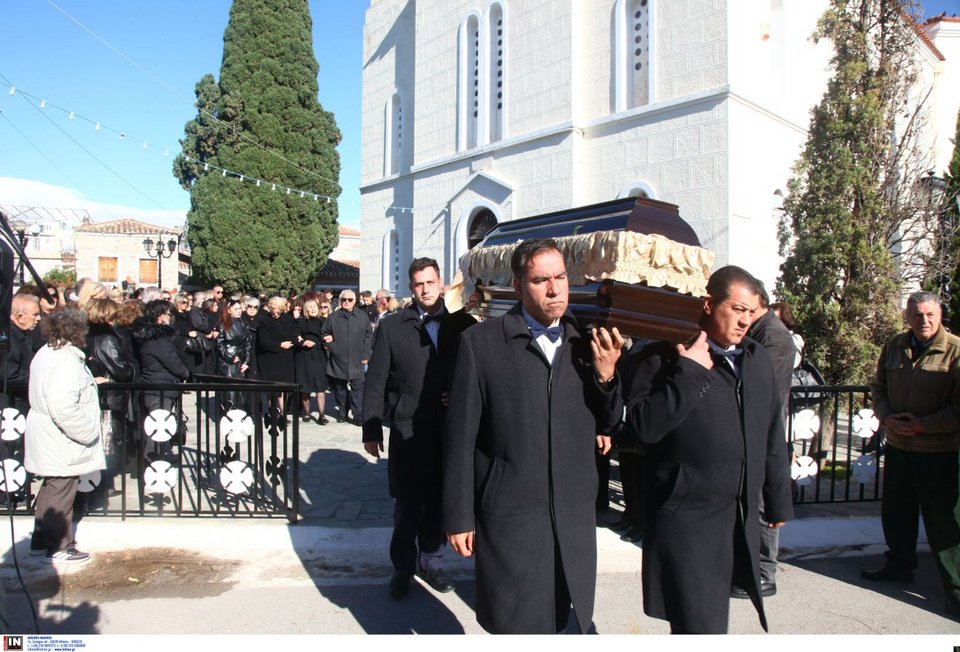 Θλίψη στην κηδεία της Γεωργίας, θύμα του 71χρονου γυναικοκτόνου στη Σαλαμίνα