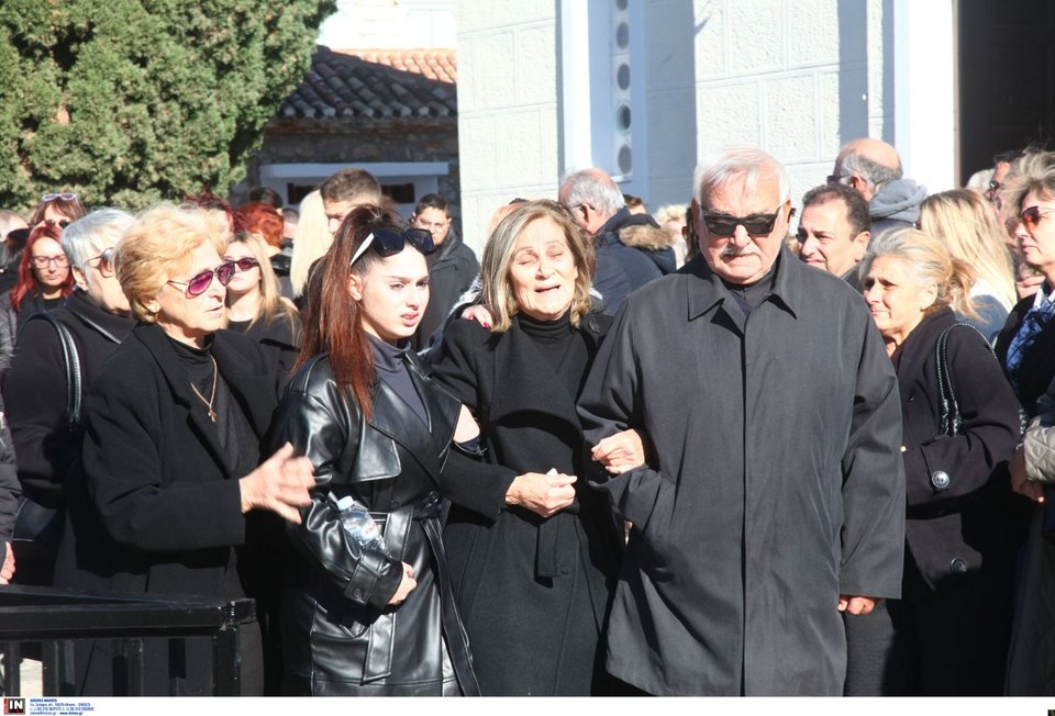 Θλίψη στην κηδεία της Γεωργίας, θύμα του 71χρονου γυναικοκτόνου στη Σαλαμίνα