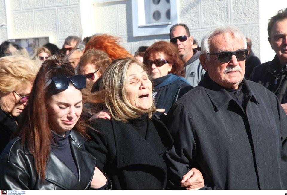 Θλίψη στην κηδεία της Γεωργίας, θύμα του 71χρονου γυναικοκτόνου στη Σαλαμίνα