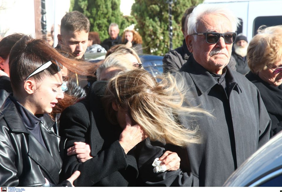 Θλίψη στην κηδεία της Γεωργίας, θύμα του 71χρονου γυναικοκτόνου στη Σαλαμίνα