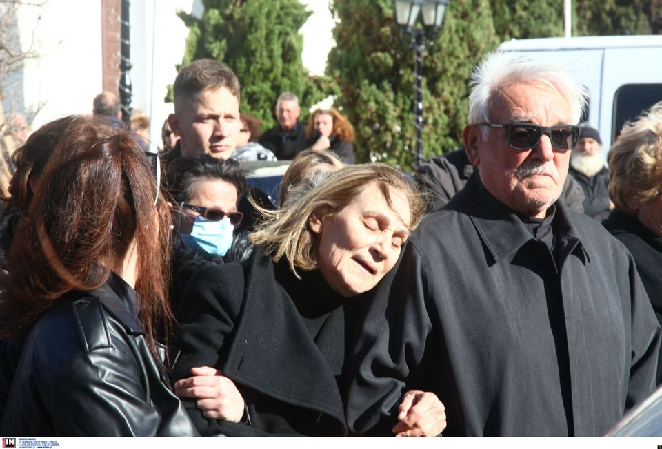 Θλίψη στην κηδεία της Γεωργίας, θύμα του 71χρονου γυναικοκτόνου στη Σαλαμίνα