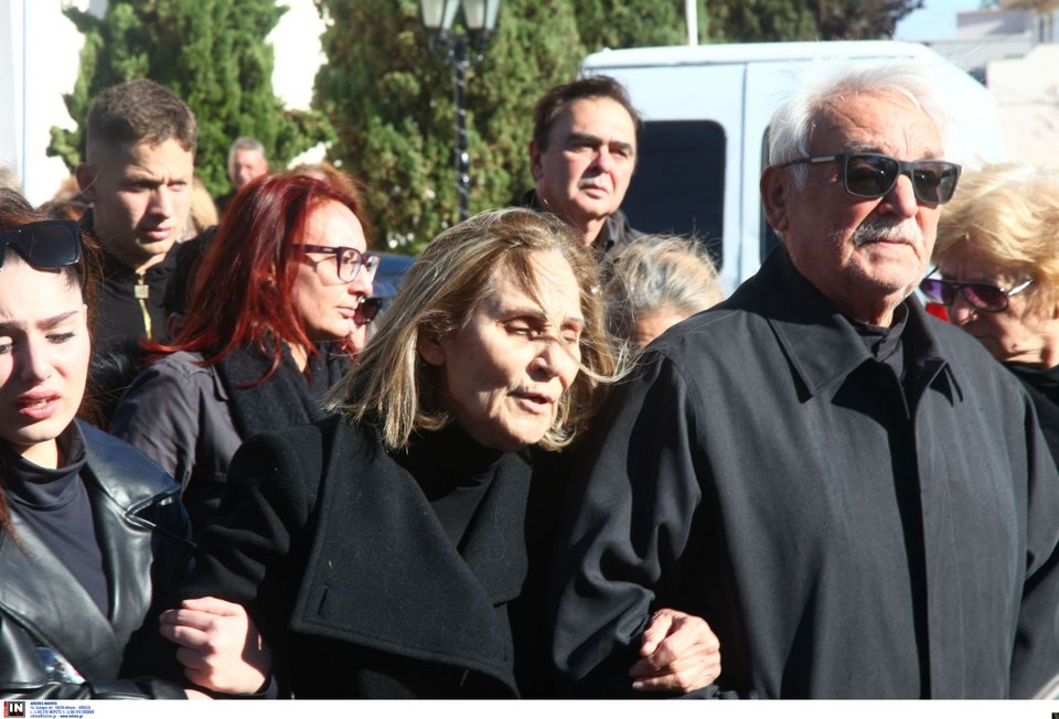 Θλίψη στην κηδεία της Γεωργίας, θύμα του 71χρονου γυναικοκτόνου στη Σαλαμίνα