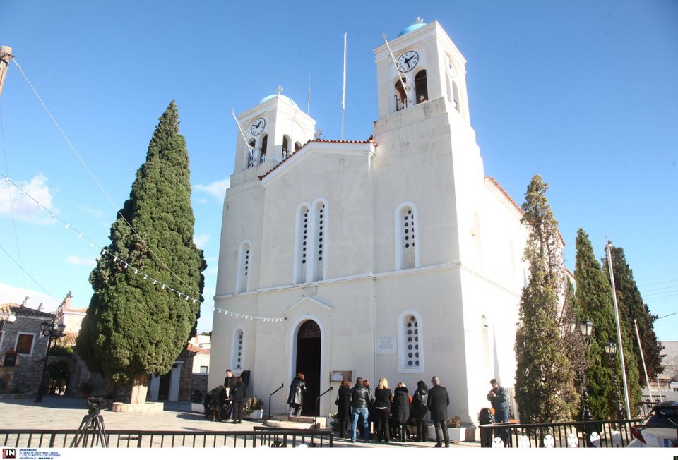 Θλίψη στην κηδεία της Γεωργίας, θύμα του 71χρονου γυναικοκτόνου στη Σαλαμίνα