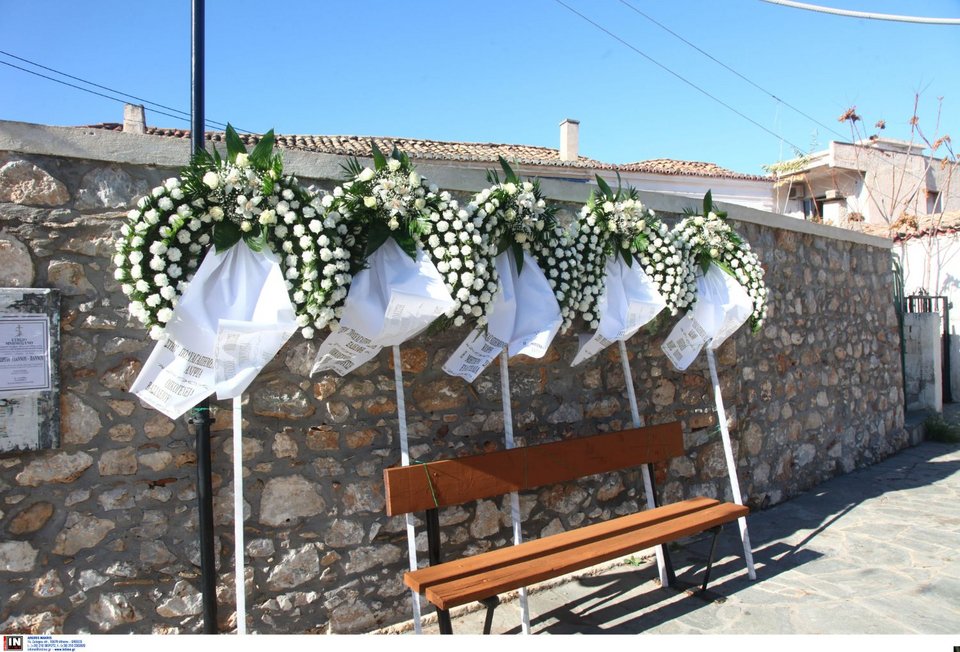 Θλίψη στην κηδεία της Γεωργίας, θύμα του 71χρονου γυναικοκτόνου στη Σαλαμίνα