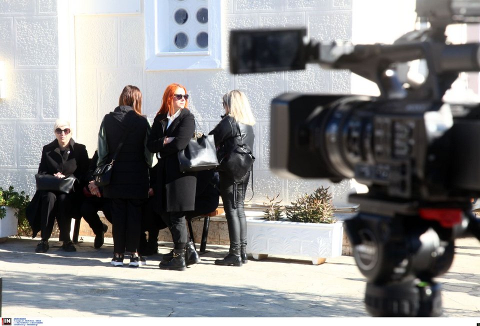 Θλίψη στην κηδεία της Γεωργίας, θύμα του 71χρονου γυναικοκτόνου στη Σαλαμίνα