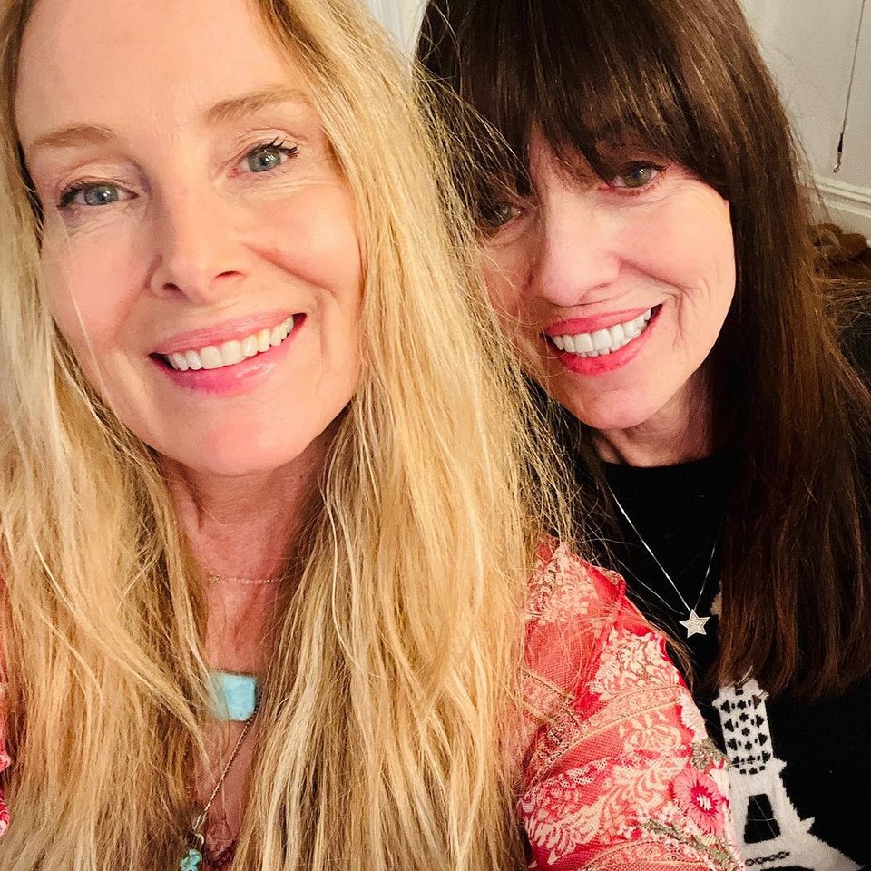 Η Μακένζι Φίλιπε με την ετεροθαλή αδερφή της Τσάινα