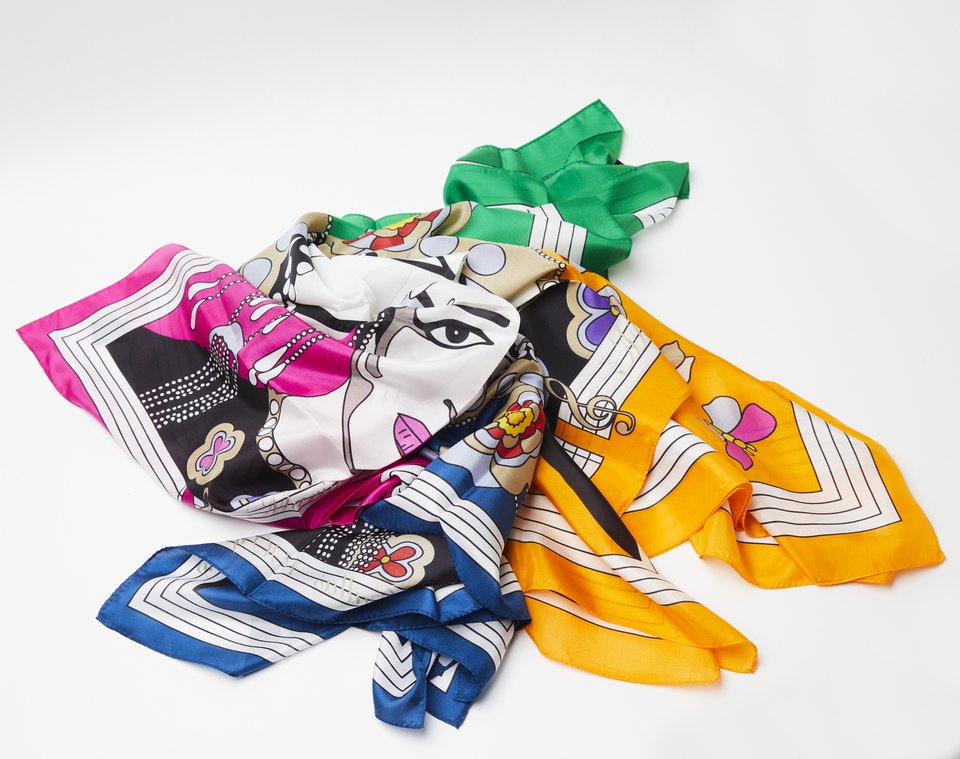 Μεταξωτά μαντίλια διαστ. 70 Χ 70 εκ. και 90 Χ 90 εκ., σχεδιασμένα από την εικαστικό Χάρι Απέργη ειδικά για το Γκαλά Μαρία Κάλλας, που διοργανώθηκε στην Όπερα του Μονακό για τα 100 χρόνια από τη γέννηση της απόλυτης ντίβας