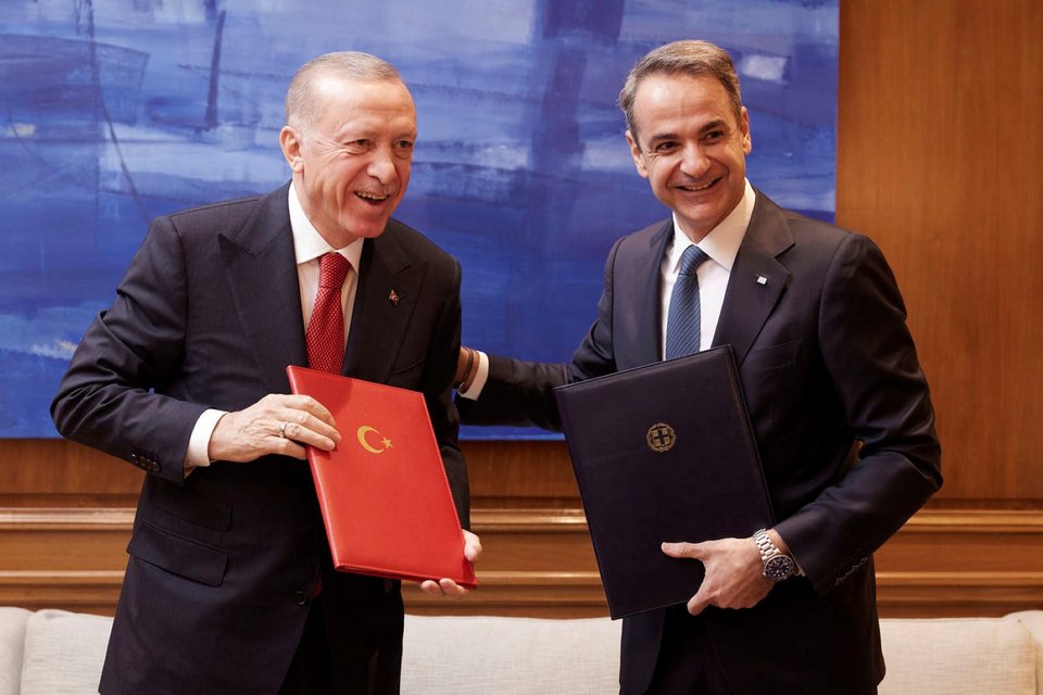 Ερντογάν και Μητσοτάκης χαμογελούν μετά την υπογραφή της Διακήρυξης των Αθηνών / Φωτογραφία: ΑΠΕ-ΜΠΕ/ΓΡΑΦΕΙΟ ΤΥΠΟΥ ΠΡΩΘΥΠΟΥΡΓΟΥ/ΔΗΜΗΤΡΗΣ ΠΑΠΑΜΗΤΣΟΣ