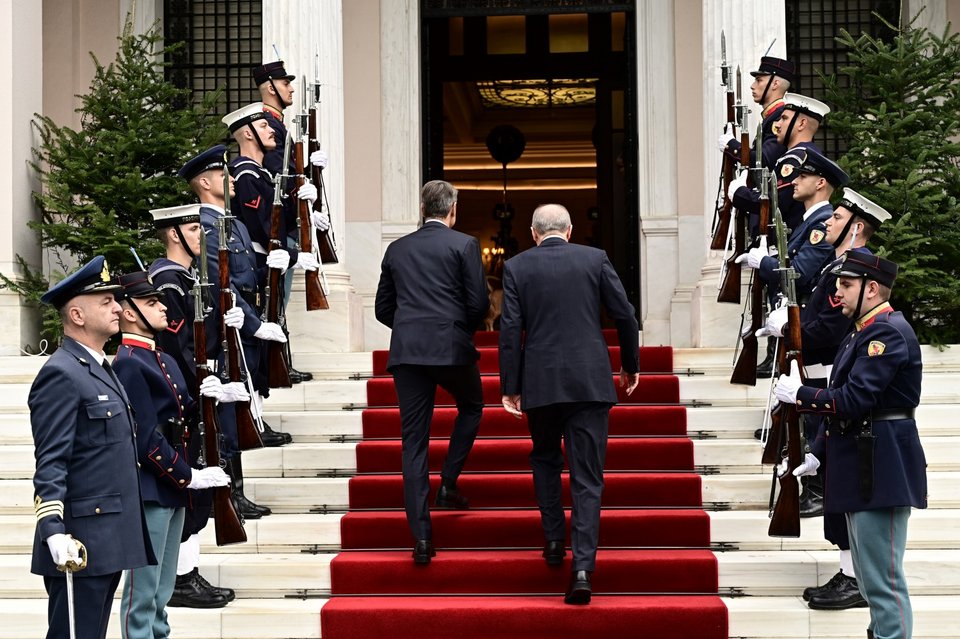 Ανεβαίνοντας τα σκαλιά με το κόκκινο χαλί