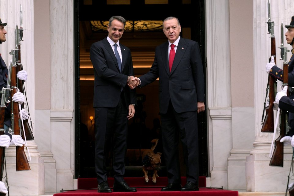 Ο Πίνατ κουνώντας την ουρά του δίπλα στον Ρετζέπ Ταγίπ Ερντογάν / Φωτογραφία: AP/Thanassis Stavrakis