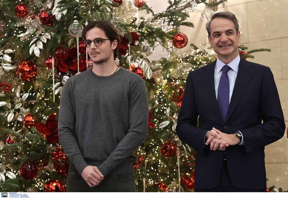 Ο Κυριάκος Μητσοτάκης ακούει τα κάλαντα στο Μαξίμου μαζί με τον γιο του, Κωνσταντίνο - Φωτογραφία: Intimenews/ΛΙΑΚΟΣ ΓΙΑΝΝΗΣ