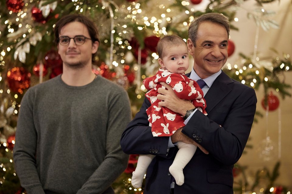 Ο Κυριάκος Μητσοτάκης και ο γιος του Κωνσταντίνος ακούν τα κάλαντα στο Μαξίμου -Φωτογραφία: Γρ. Τύπου Πρωθυπουργού/Δημήτρης Παπαμήτσος