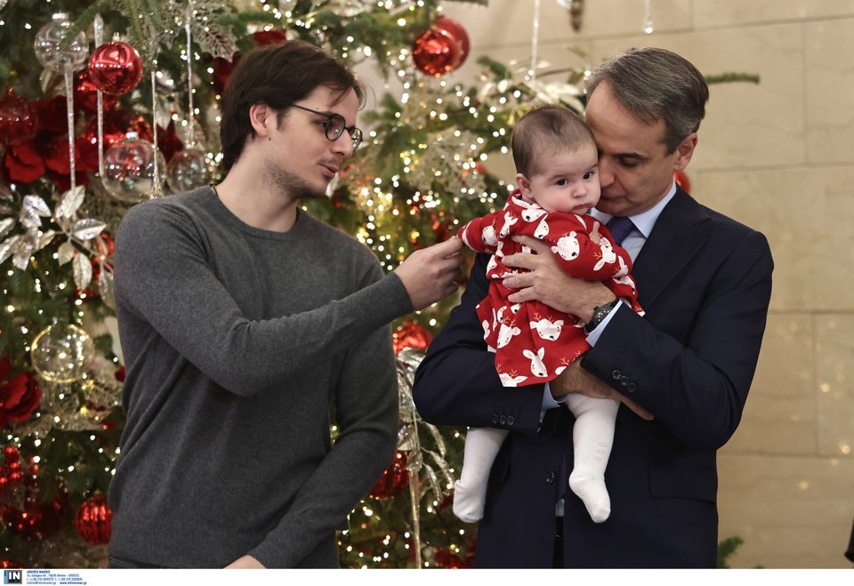 Ο Κυριάκος Μητσοτάκης ακούει τα κάλαντα στο Μαξίμου μαζί με τον γιο του, Κωνσταντίνο - Φωτογραφία: Intimenews/ΛΙΑΚΟΣ ΓΙΑΝΝΗΣ