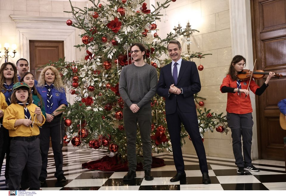 Ο Κυριάκος Μητσοτάκης ακούει τα κάλαντα στο Μαξίμου μαζί με τον γιο του, Κωνσταντίνο - Φωτογραφία: Intimenews/ΛΙΑΚΟΣ ΓΙΑΝΝΗΣ