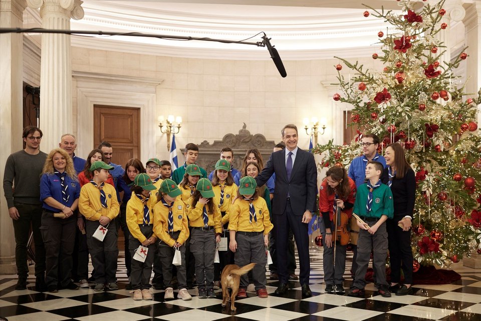 Ο Κυριάκος Μητσοτάκης με τους προσκόπους που του είπαν τα κάλαντα - Φωτογραφία: Γρ. Τύπου Πρωθυπουργού/Δημήτρης Παπαμήτσος