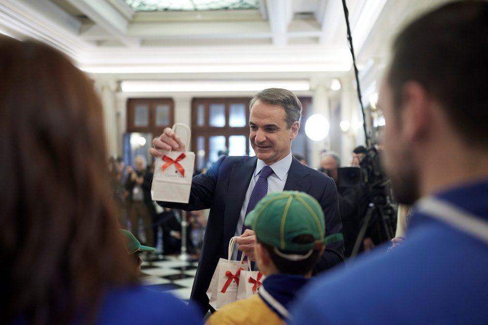 Ο Κυριάκος Μητσοτάκης μοιράζει δώρα στους προσκόπους - Φωτογραφία: Γρ. Τύπου Πρωθυπουργού/Δημήτρης Παπαμήτσος