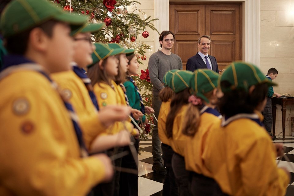 Ο Κυριάκος Μητσοτάκης και ο γιος του Κωνσταντίνος ακούν τα κάλαντα στο Μαξίμου -Φωτογραφία: Γρ. Τύπου Πρωθυπουργού/Δημήτρης Παπαμήτσος