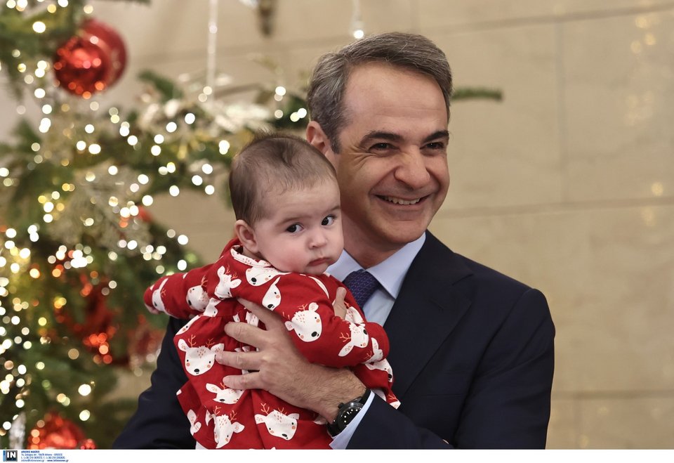 Ο Κυριάκος Μητσοτάκης ακούει τα κάλαντα στο Μαξίμου με ένα μωρό στην αγκαλιά - Φωτογραφία: Intimenews/ΛΙΑΚΟΣ ΓΙΑΝΝΗΣ