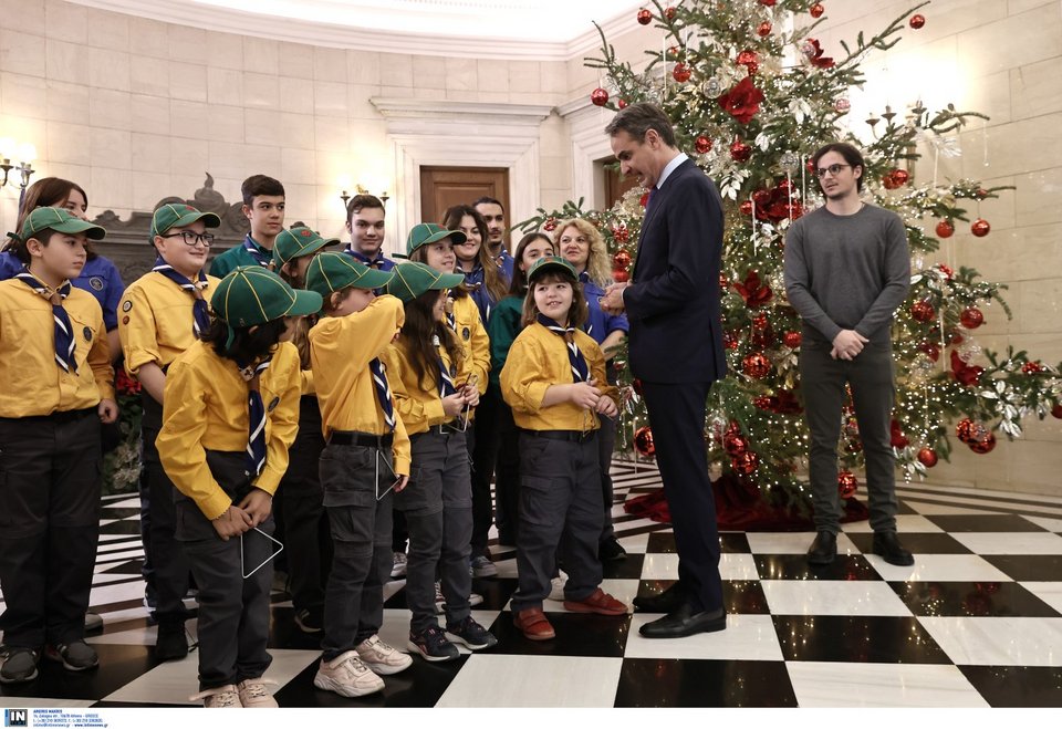 Ο Κυριάκος Μητσοτάκης ακούει τα κάλαντα στο Μαξίμου μαζί με τον γιο του, Κωνσταντίνο - Φωτογραφία: Intimenews/ΛΙΑΚΟΣ ΓΙΑΝΝΗΣ