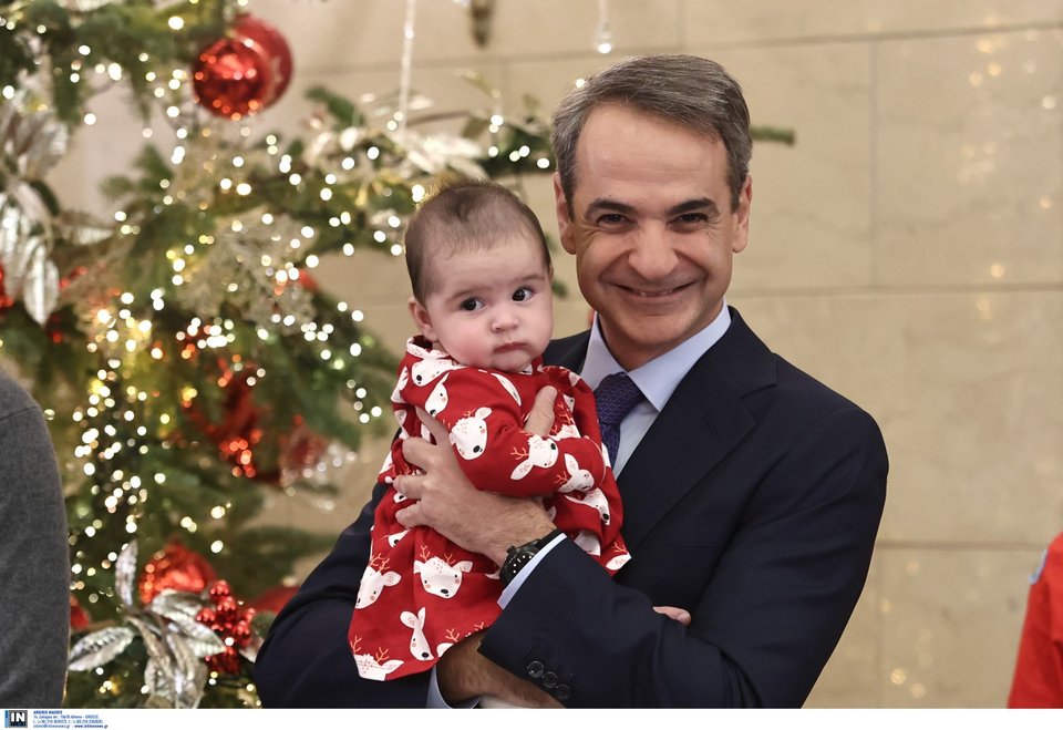Ο Κυριάκος Μητσοτάκης ακούει τα κάλαντα στο Μαξίμου με ένα μωρό στην αγκαλιά - Φωτογραφία: Intimenews/ΛΙΑΚΟΣ ΓΙΑΝΝΗΣ