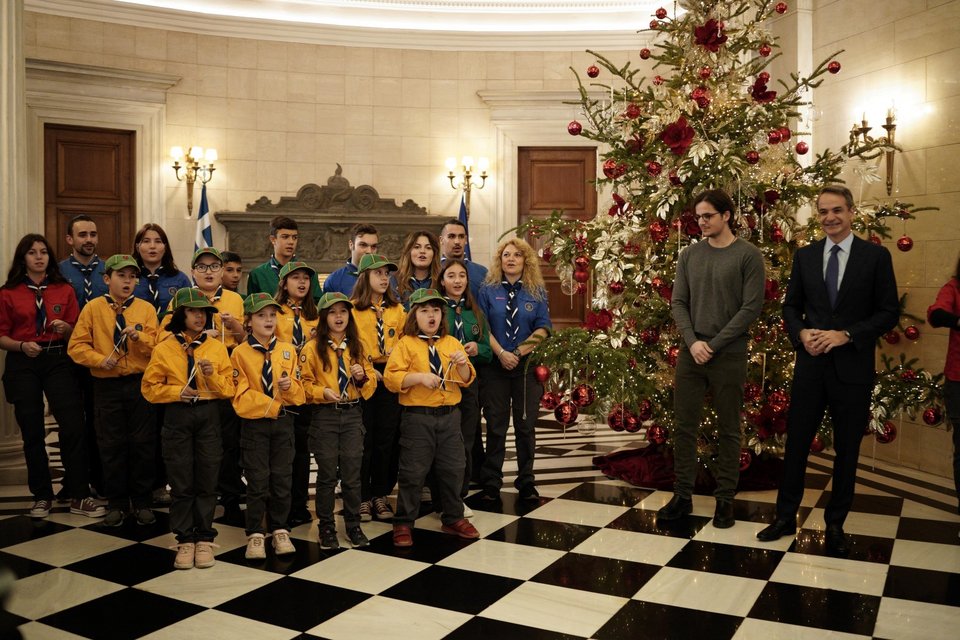 Ο Κυριάκος Μητσοτάκης και ο γιος του Κωνσταντίνος ακούν τα κάλαντα στο Μαξίμου -Φωτογραφία: Nick Paleologos / SOOC