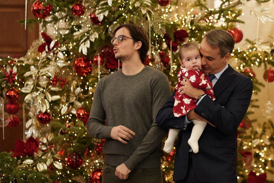 Ο Κυριάκος Μητσοτάκης και ο γιος του Κωνσταντίνος ακούν τα κάλαντα στο Μαξίμου -Φωτογραφία: Nick Paleologos / SOOC