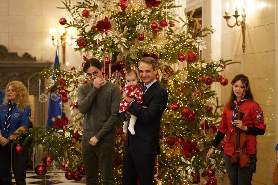 Ο Κυριάκος Μητσοτάκης και ο γιος του Κωνσταντίνος ακούν τα κάλαντα στο Μαξίμου -Φωτογραφία: Nick Paleologos / SOOC
