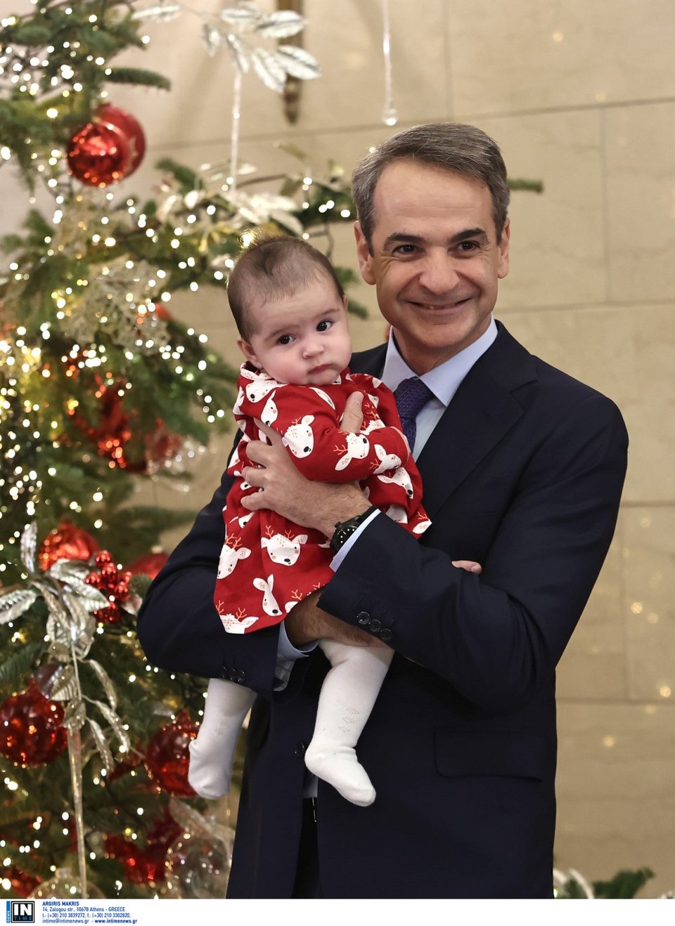 Ο Κυριάκος Μητσοτάκης ακούει τα κάλαντα στο Μαξίμου με ένα μωρό στην αγκαλιά - Φωτογραφία: Intimenews/ΛΙΑΚΟΣ ΓΙΑΝΝΗΣ