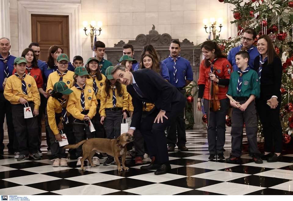 Ο Κυριάκος Μητσοτάκης με προσκόπους και τον Πίνατ, στα κάλαντα στο Μαξίμου - Φωτογραφία: Intimenews/ΛΙΑΚΟΣ ΓΙΑΝΝΗΣ