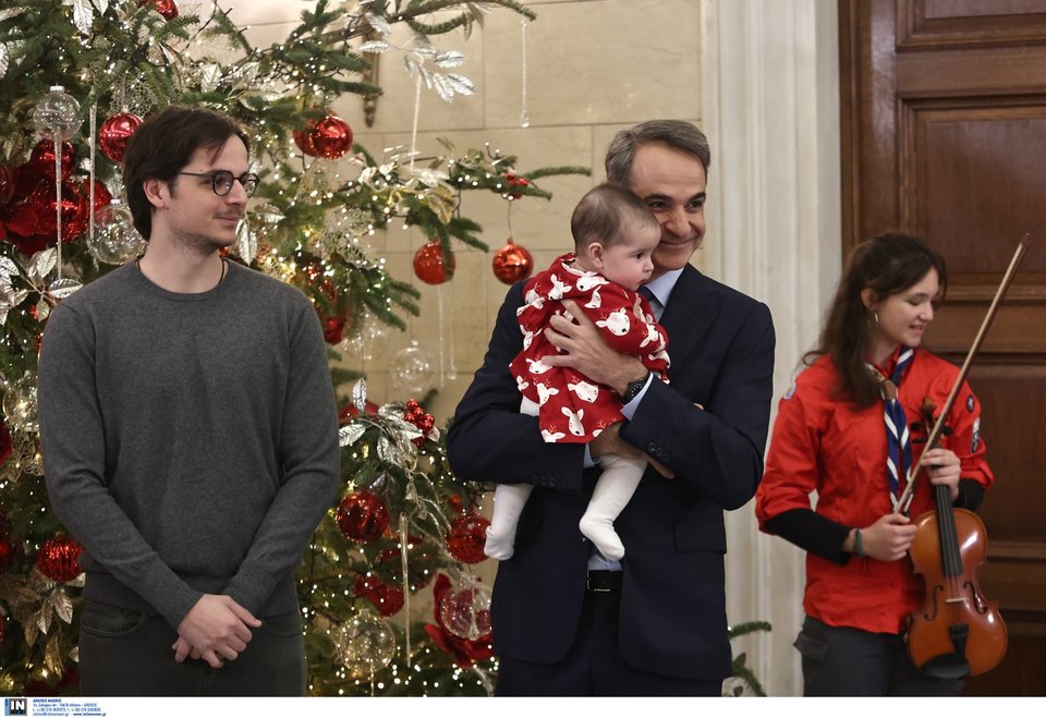 Ο Κυριάκος Μητσοτάκης ακούει τα κάλαντα στο Μαξίμου μαζί με τον γιο του, Κωνσταντίνο - Φωτογραφία: Intimenews/ΛΙΑΚΟΣ ΓΙΑΝΝΗΣ