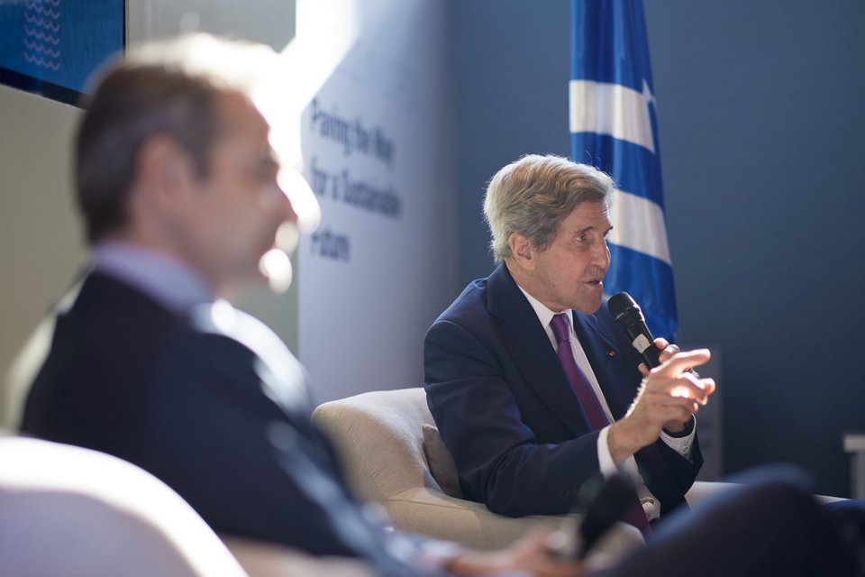 Η συζήτηση Κυριάκου Μητσοτάκη με τον Τζον Κέρι στο Ντουμπάι για την Κλιματική Αλλαγή -Φωτογραφία: ΓτΠ/Δημήτρης Παπαμήτσος