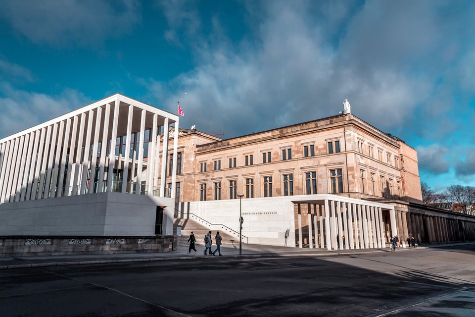 Το Μουσείο της Περγάμου είναι ένα διατηρητέο κτήριο στο Νησί των Μουσείων στο ιστορικό κέντρο του Βερολίνου.