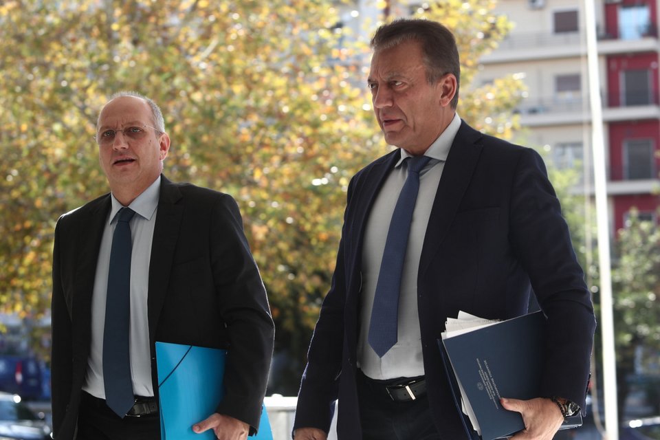 Γιάννης Οικονόμου και Γιάννης Βρούτσης πριν λίγη ώρα, προσερχόμενοι στον Αρειο Πάγο/Eurokinissi