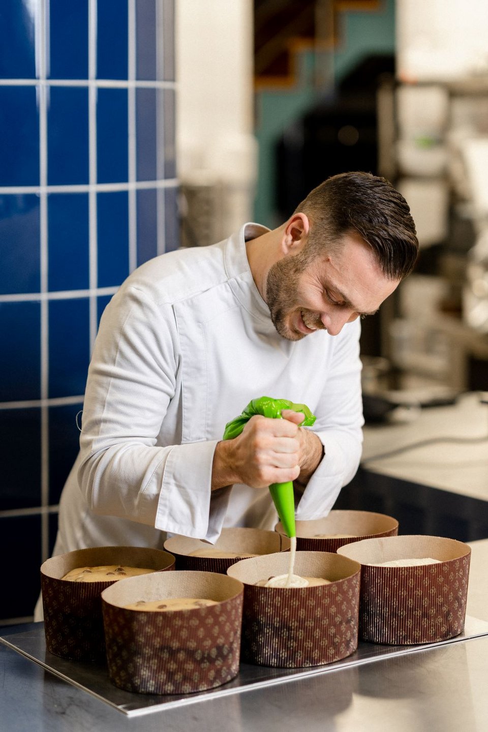 Ο pastry chef μέσα στο εργαστήριο