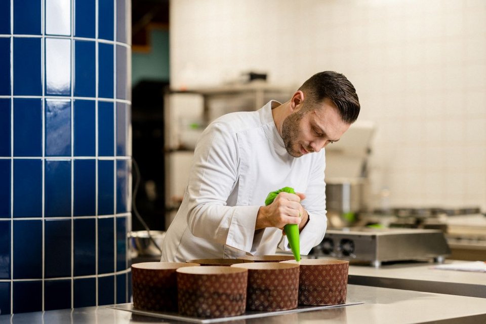 Ο pastry chef μέσα στο εργαστήριο δημιουργώντας το ιταλικό panettone