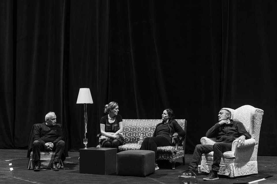 Ο θίασος επί σκηνής 