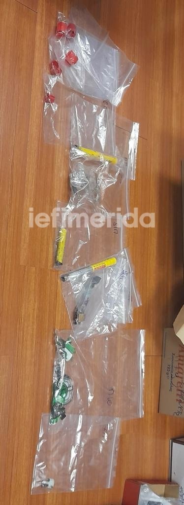 Το κίτρινο αντικείμενο που διακρίνεται στις πλαστικές σακούλες είναι ναυτική φωτοβολίδα
