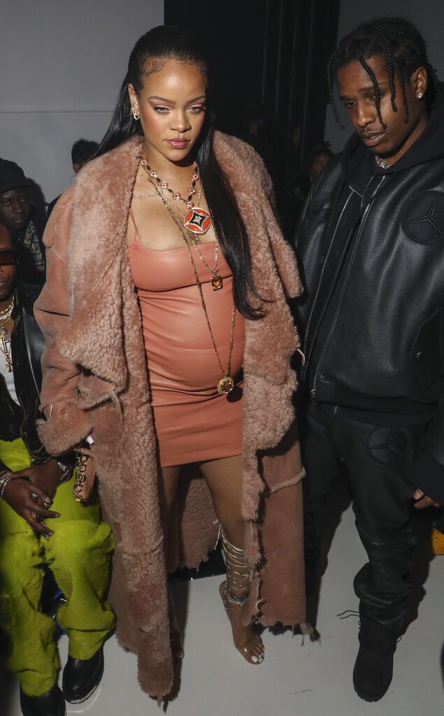 Η Rihanna, φορώντας ένα ροδακινί δερμάτινο φόρεμα, και ο ASAP Rocky στο σόου της Off-White στο Παρίσι πέρυσι