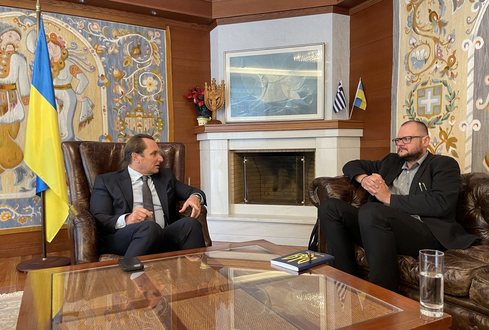 Ο πρέσβης της Ουκρανίας στην Ελλάδα Σεργκίι Σουτένκο, συνομιλεί με τον Κώστα Ονισένκο