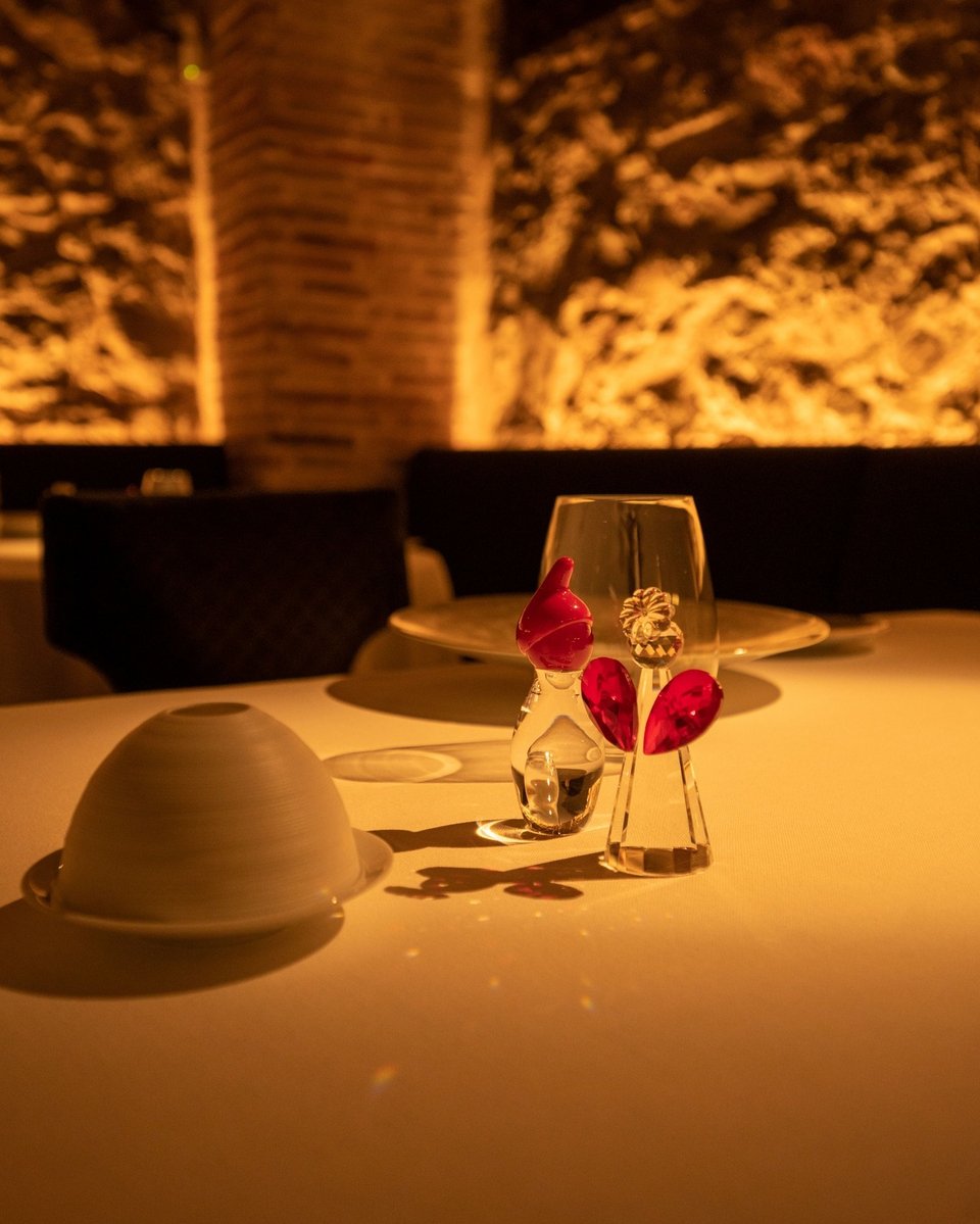 Το ατμοσφαιρικό, πολυτελές σκηνικό της Σπονδής / Φωτογραφία: spondi_restaurant/Instagram