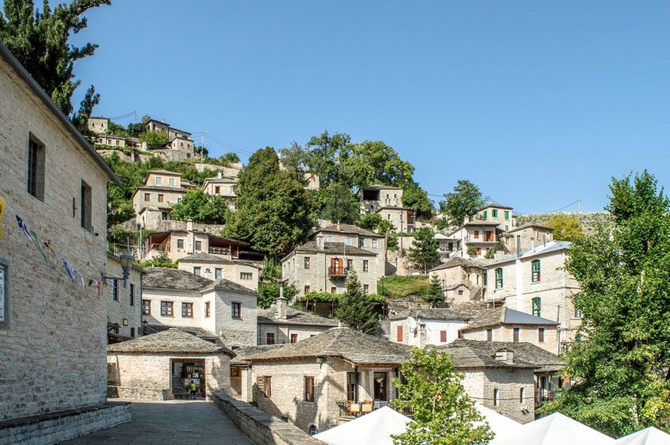 Το χωριό πέρασε μεγάλες δόξες και οι επισκέπτες το αντιλαμβάνονται από τα επιβλητικά αρχοντικά του