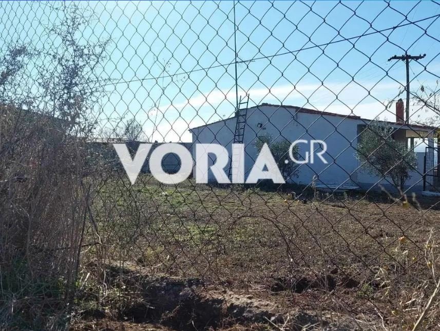 Η περίφραξη του σπιτιού του 37χρονου ιδιοκτήτη των σκύλων στη Θεσσαλονίκη / voria.gr