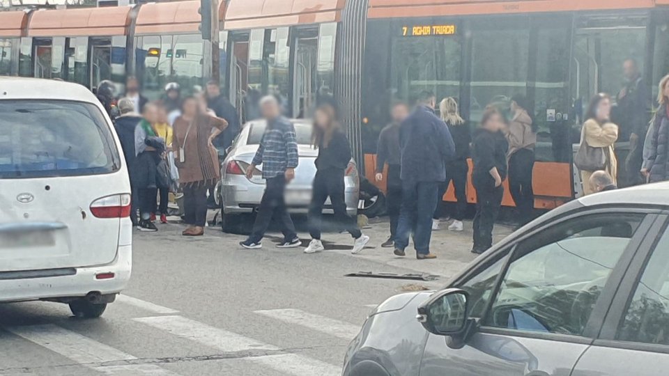 Αυτοκίνητο παρέσυρε πεζούς στο Π.Φάληρο και μετά συγκρούστηκε με το τραμ -Μία νεκρή, ένας βαριά τραυματίας