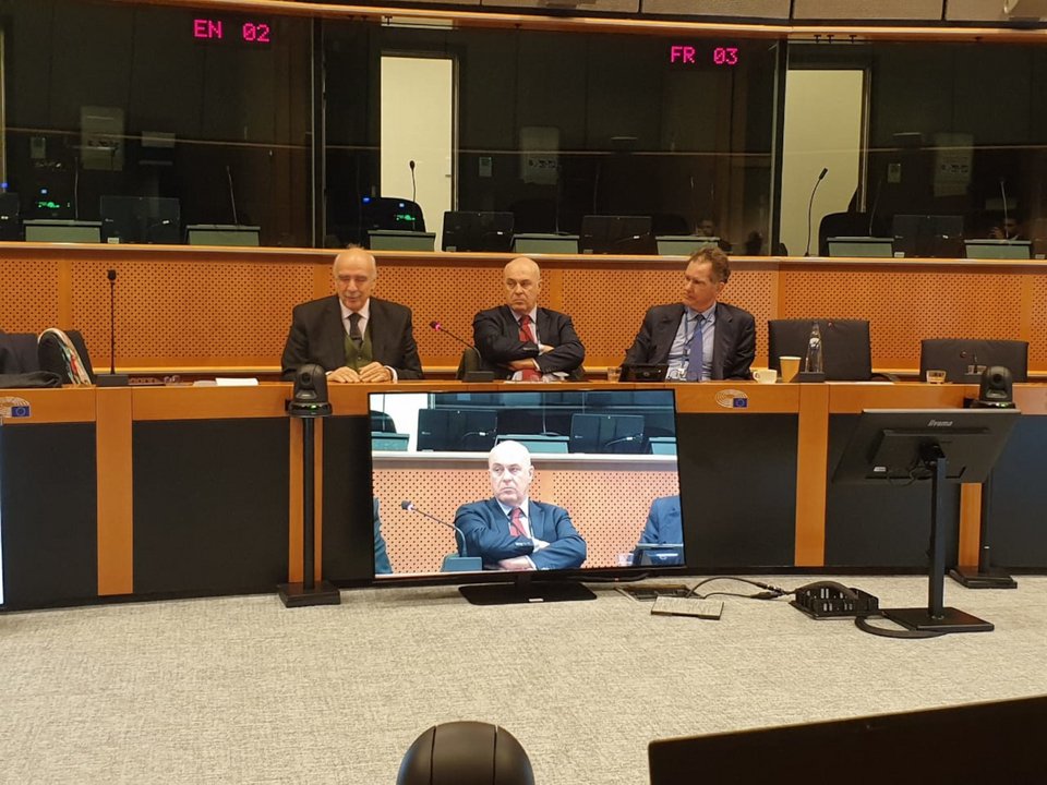 Από αριστερά, ο ευρωβουλευτής της ΝΔ, Βαγγλελης Μεϊμαράκης, ο επικεφαλής του ελληνικού γραφείου του Ευρωπαϊκού Κοινοβουλίου, Κωνσταντίνος Τσουτσοπλίδης και ο ευρωβπυλευτής του ΠΑΣΟΚ-ΚΙΝΑΛ, Νίκος Παπανδρέου