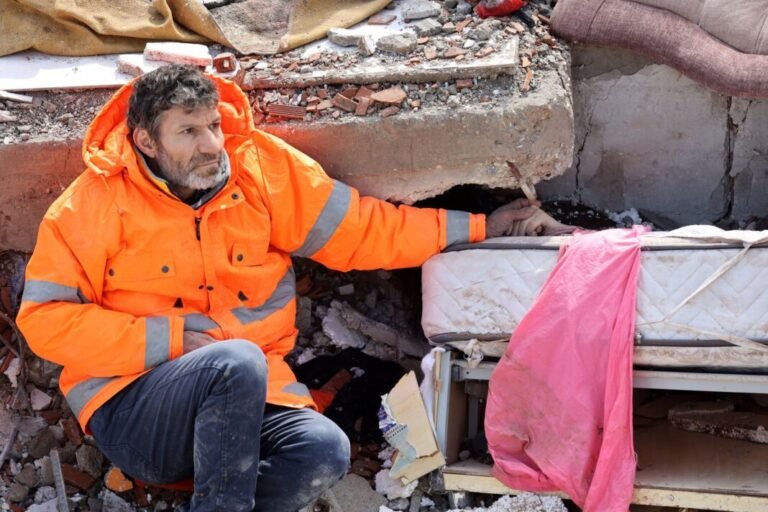 Πατέρας να σφίγγει το χέρι της 15χρονης κόρης του που είναι θαμμένη κάτω από τα συντρίμμια στην Τουρκία