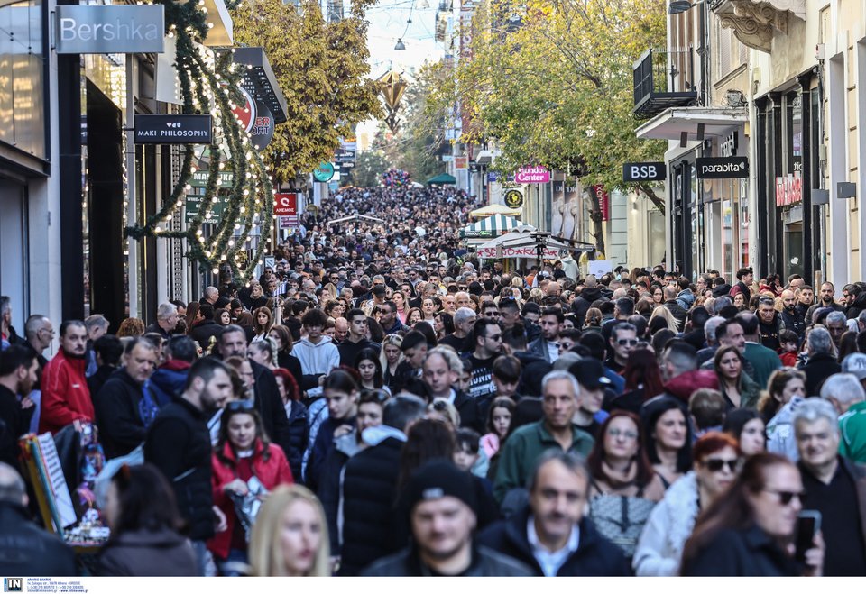 Εορταστικό κλίμα παραμονή Χριστουγέννων στα εμπορικά καταστήματα στην Αθήνα / Φωτογραφία INTIME