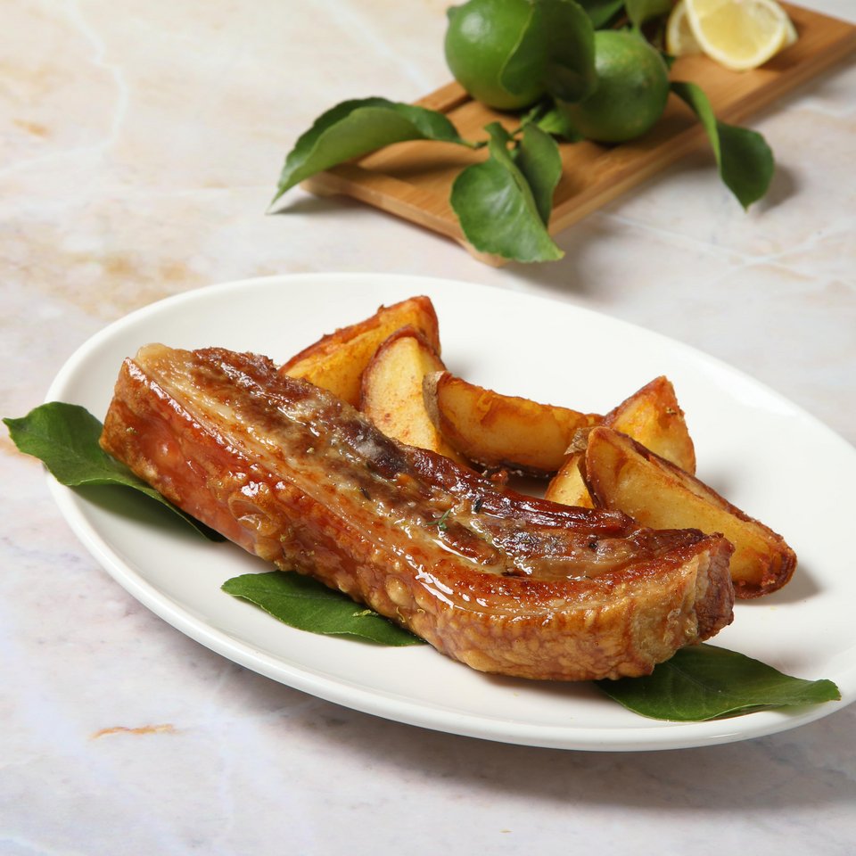 Καπρικό, χοιρινό με την πέτσα του ψημμένο σε χοντρό αλάτι